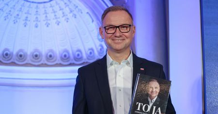 Książka Dudy w Biedronce. "Chyba coś kiepsko idzie sprzedaż"