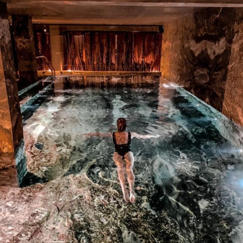 Anna Wendzikowska pluska się w hotelowym basenie