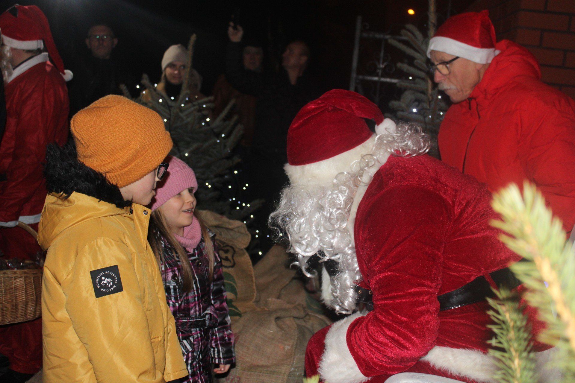 Mikołajki w Zdziechowie. Dzieci spotkały się ze Świętym Mikołajem po mszy świętej