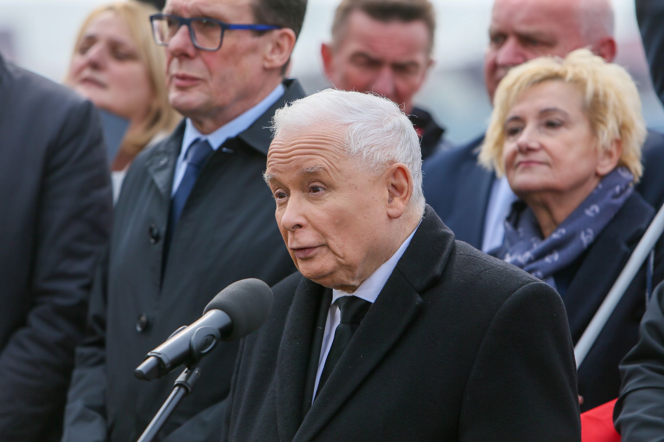 Słubice, 29.03.2025. Prezes PiS Jarosław Kaczyński (C) podczas konferencji prasowej w Słubicach, 29 bm. Obok poseł PiS Marek Ast (C-L). (jm) PAP/Lech Muszyński
