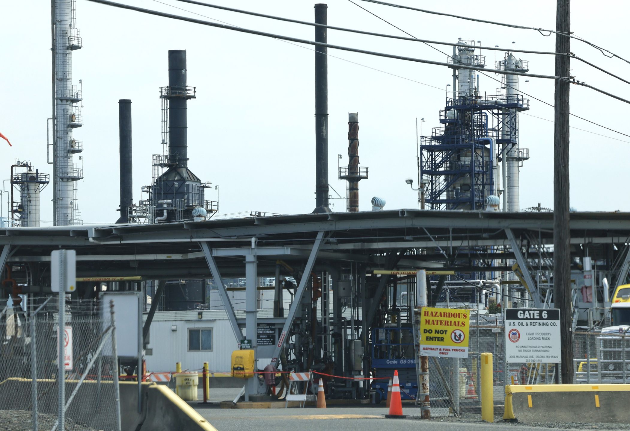 View of the US Oil & Refining Company in Tacoma, Washington, USA, 16 June 2025. Recent military escalation between Israel and Iran are raising fears of a potential closure of the Strait of Hormuz, a crucial waterway for global oil and gas trade. A closure could significantly impact global energy markets, causing a sharp increase in oil prices. EPA/JOHN G. MABANGLO Dostawca: PAP/EPA.