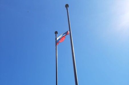 W Katyniu ściągnięto polską flagę