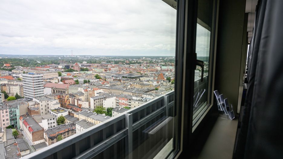 Poznań, 11.06.2025. Panorama miasta widziana z tarasu widokowego na 18. piętrze najwyższego budynku w Poznaniu - gmachu Collegium Altum Uniwersytetu Ekonomicznego, 11 bm. Taras zostanie udostępniony zwiedzającym 16 czerwca br. (mr) PAP/Jakub Kaczmarczyk