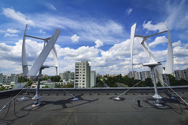 Warszawa. Na dachu ratusza Ursynowa zainstalowano turbiny wiatrowe
