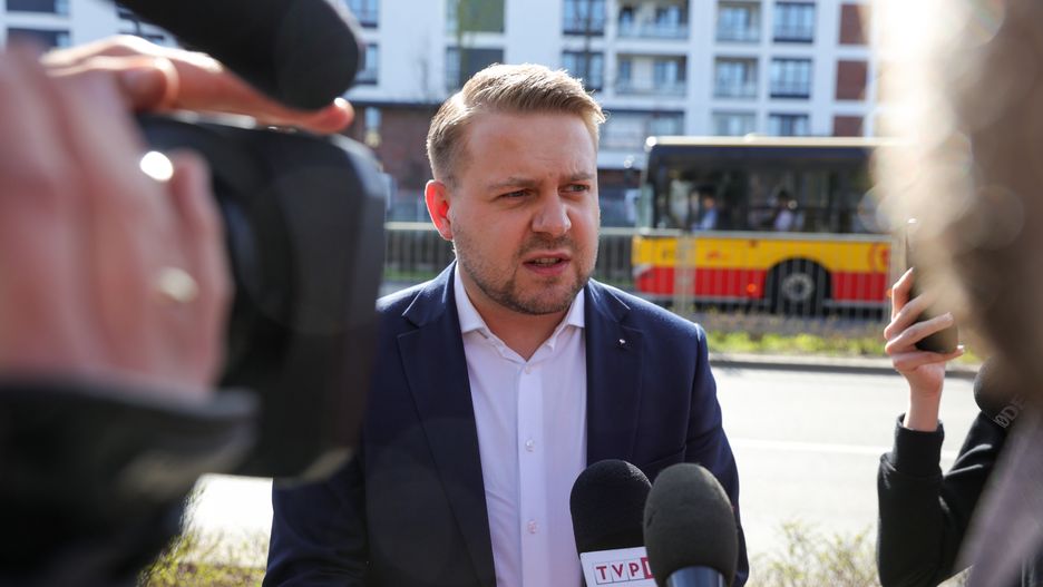 Warszawa, 27.03.2024. Poseł PiS Jacek Ozdoba (C) podczas wypowiedzi dla mediów w okolicach domu byłego ministra sprawiedliwości Zbigniewa Ziobry w Warszawie, 27 bm. Dziś nastąpiło przeszukanie domu byłego ministra. Agencja Bezpieczeństwa Wewnętrznego kontynuuje rozpoczęte we wtorek działania w śledztwie dotyczącym Funduszu Sprawiedliwości. (ad) PAP/Rafał Guz ***Zdjęcie do depeszy PAP pt. ABW kontynuuje rozpoczęte we wtorek działania w śledztwie dot. Funduszu Sprawiedliwości***