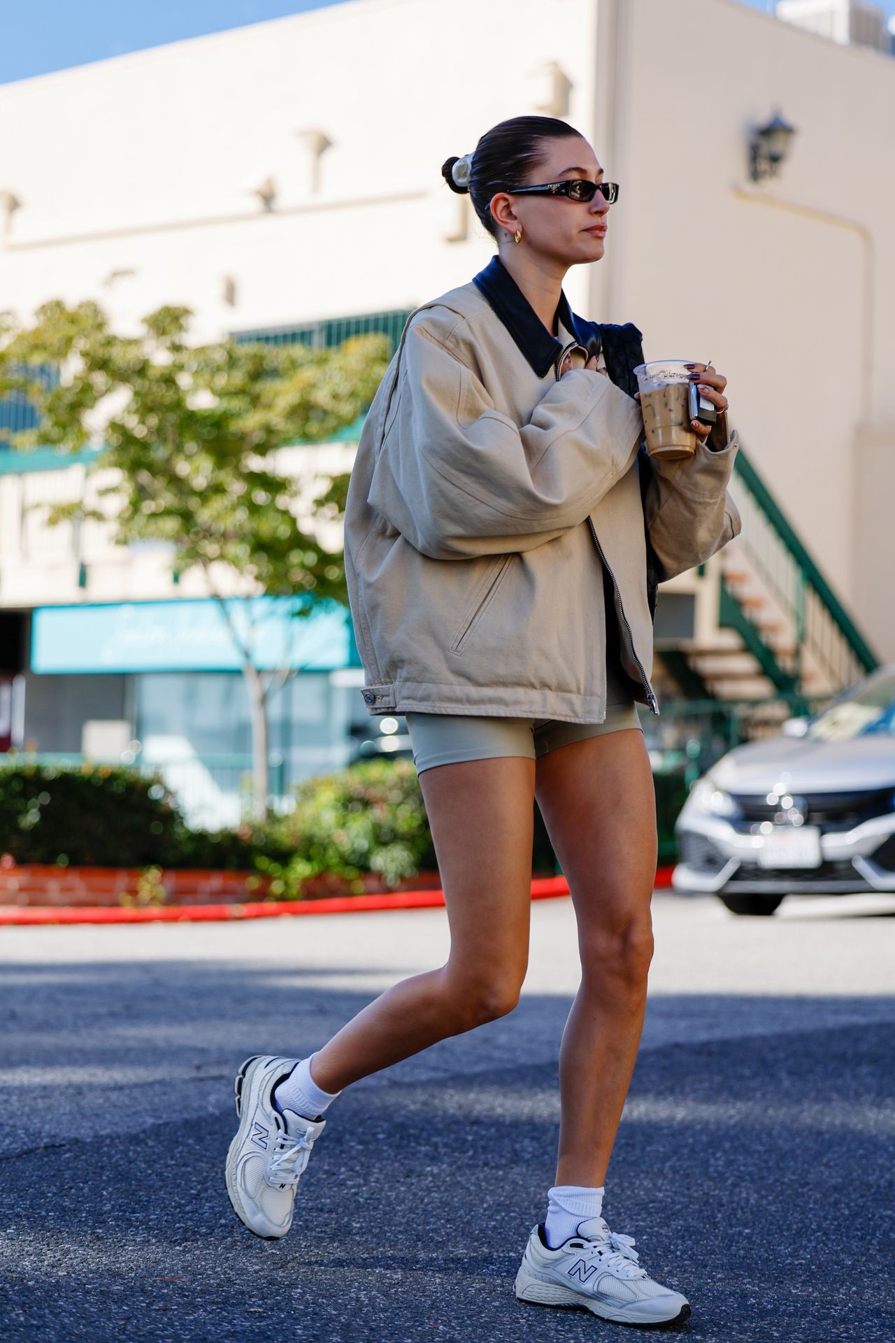 Hailey Bieber nosi długie skarpetki 