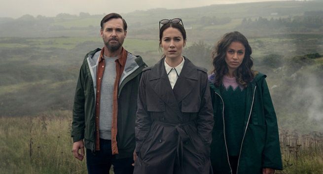 „Nie jesteś dziennikarzem. Jesteś pornografem”. Recenzja serialu Netfliksa „Bodkin” o podcasterach true crime