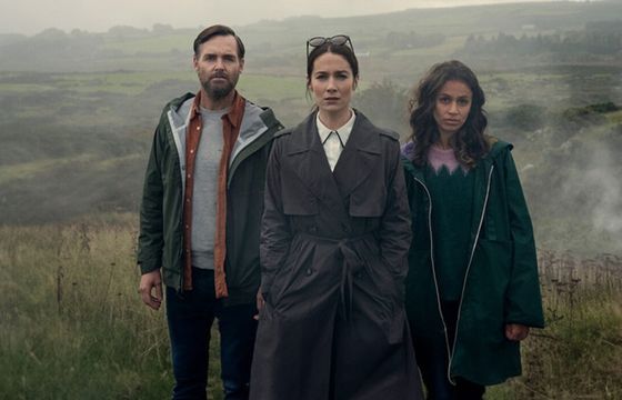 „Nie jesteś dziennikarzem. Jesteś pornografem”. Recenzja serialu Netfliksa „Bodkin” o podcasterach true crime