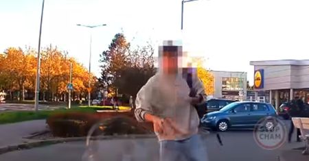 "Prawie wszedł na maskę". Niesie się nagranie z pieszym