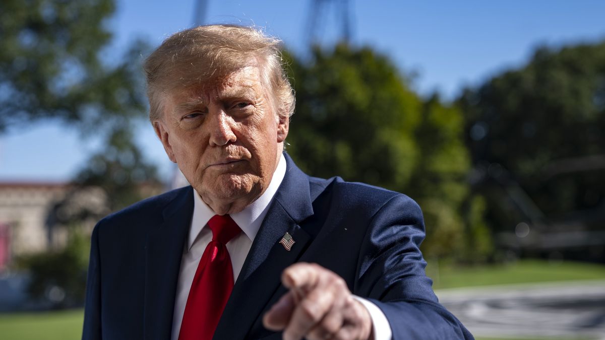 US President Trump talks with reporters prior to his departure from the White House
epa13285761 President Donald Trump speaks with reporters before boarding Marine One on the South Lawn of the White House in Washington, DC, USA, 06 October 2026. President Trump is traveling to Sparrows Point, Maryland to deliver remarks at Anduril Industries focused on a USD 3.7 billion investment to expand production of components for US Navy Virginia-class nuclear-powered submarines and create more than 3,100 permanent jobs.  EPA/BONNIE CASH / POOL 
Dostawca: PAP/EPA.
BONNIE CASH / POOL
Government, Politics, Capitol Hill, washington, DC