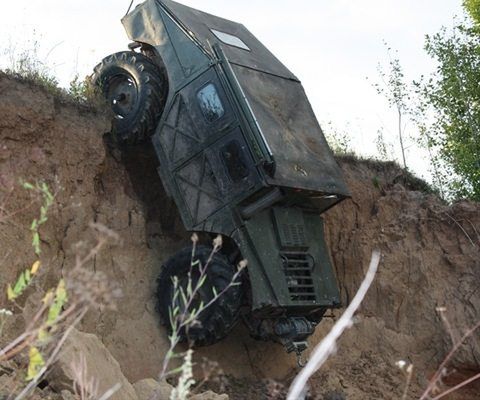 Rosyjski Hummer domowej roboty przejedzie dosłownie przez wszystko