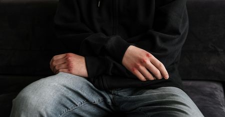 Polak z sześcioma wyrokami cudem uniknął deportacji. Wymówił się rodziną, której nie ma