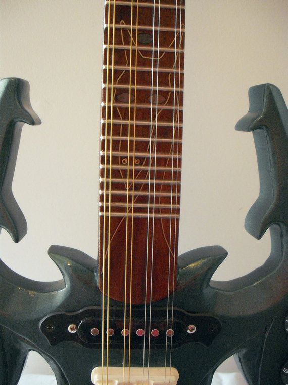 Przyzwij smoka grą na gitarze 2