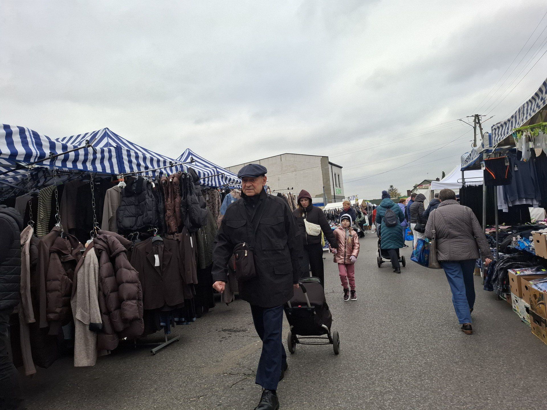 Pierwsza sobota października na targowisku miejskim. W sprzedaży wiązanki
