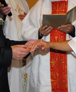 Polacy powiedzieli co myślą o ślubie kościelnym. "Galaretowata rzeczywistość"