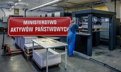Drukowali mapy dla wojska i matury. Zostali bez pensji