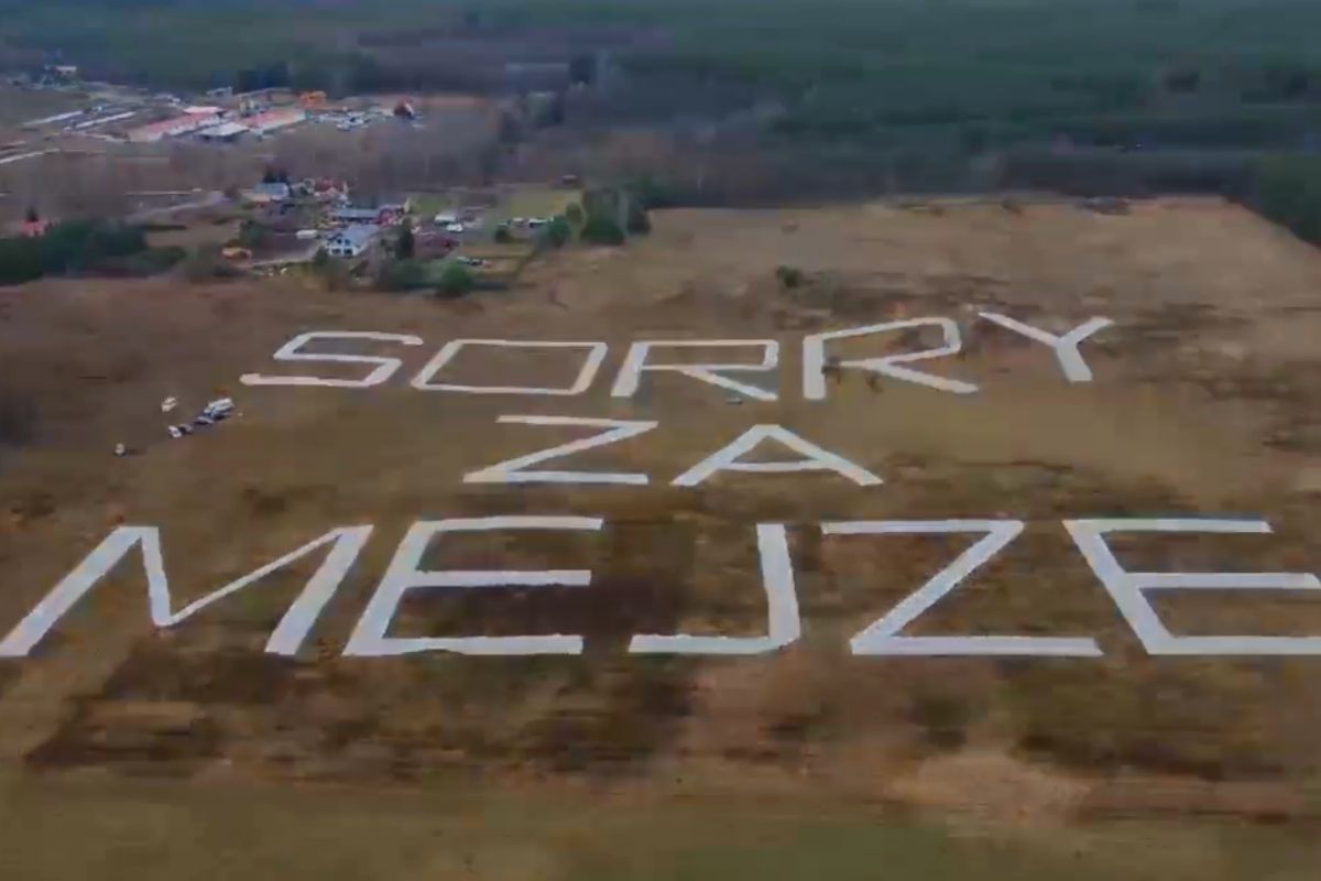 "Sorry za Mejzę". Mieszkańcy godzinami układali napis na polu!