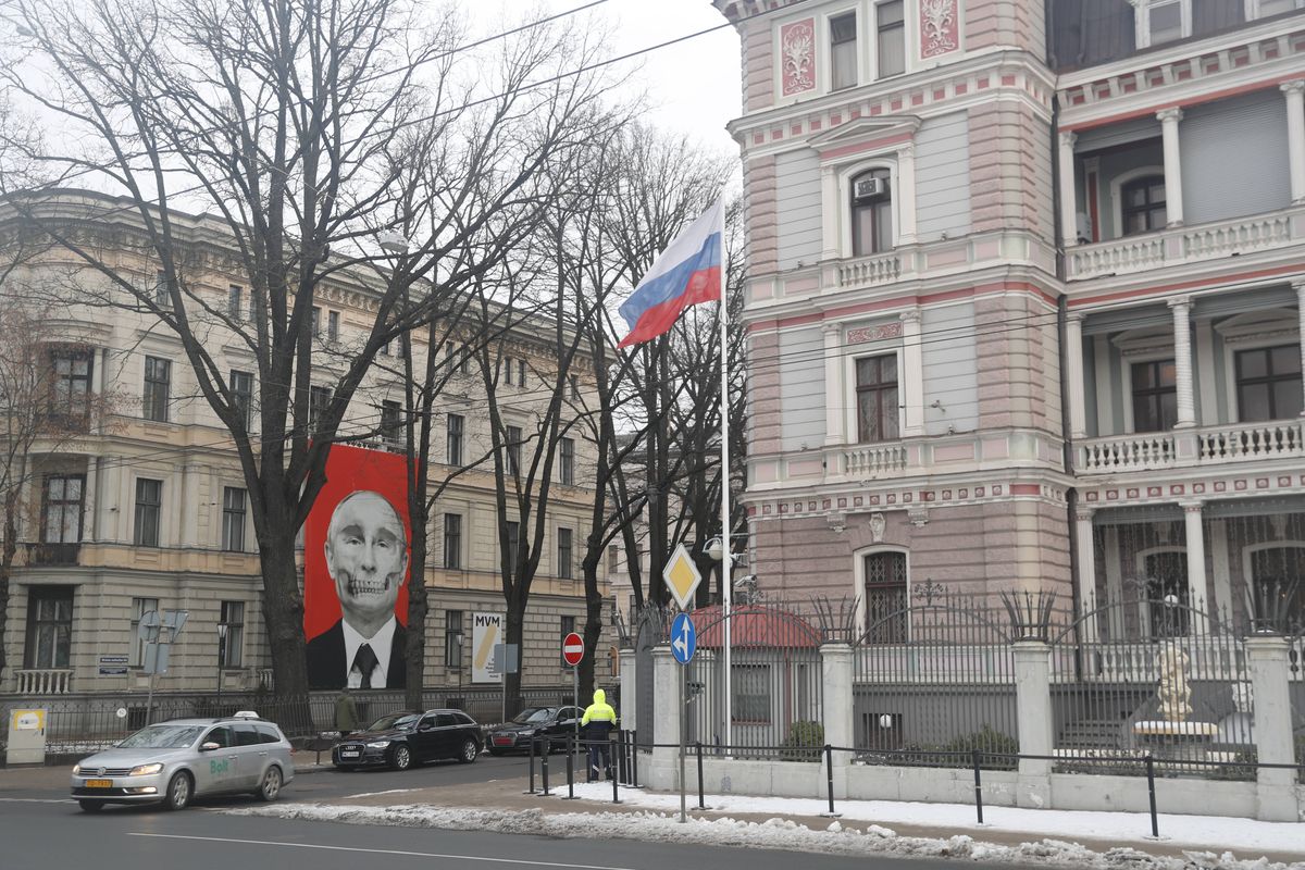 Ambasada Rosji w Rydze, na budynku obok plakat z Putinem-trupem