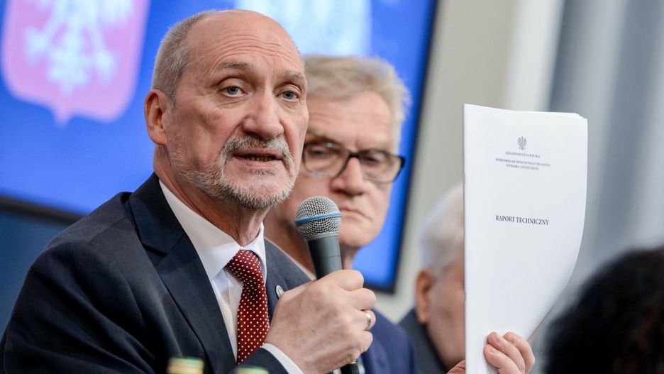 Prezentacja raportu technicznego podkomisji smole?skiej
Fot. Mariusz Gaczynski / East News Warszawa, Mokotow, 11.04.2018 Prezentacja raportu technicznego Podkomisji  do Ponownego Zbadania Katastrofy Lotniczej pod Smolenskiem. n/z od lewej Antoni Macierewicz przewodniczacy Podkomisji do Ponownego Zbadania Katastrofy Lotniczej pod Smolenskiem i Kazimierz Nowaczyk zastepca przewodniczacego Podkomisji
MARIUSZ GACZYNSKI