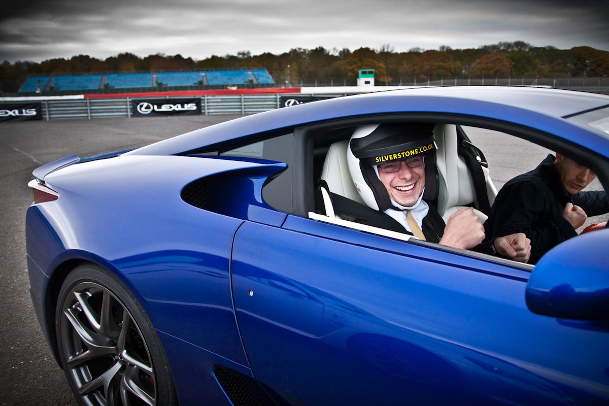 Lexus LFA w Silverstone - konkurs Facebook