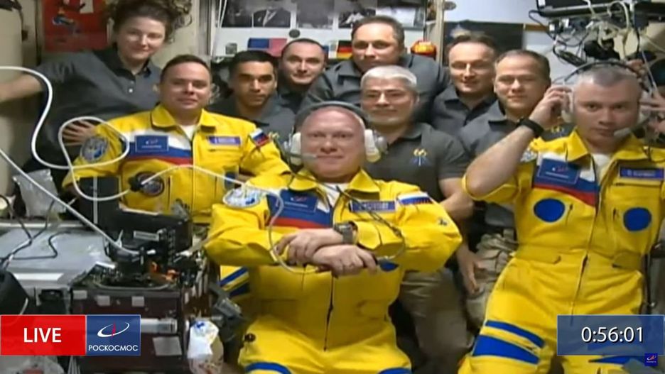 Zdjęcie nowej załogi ISS po uzupełnieniu kosmonautami z misji Sojuz MS-21