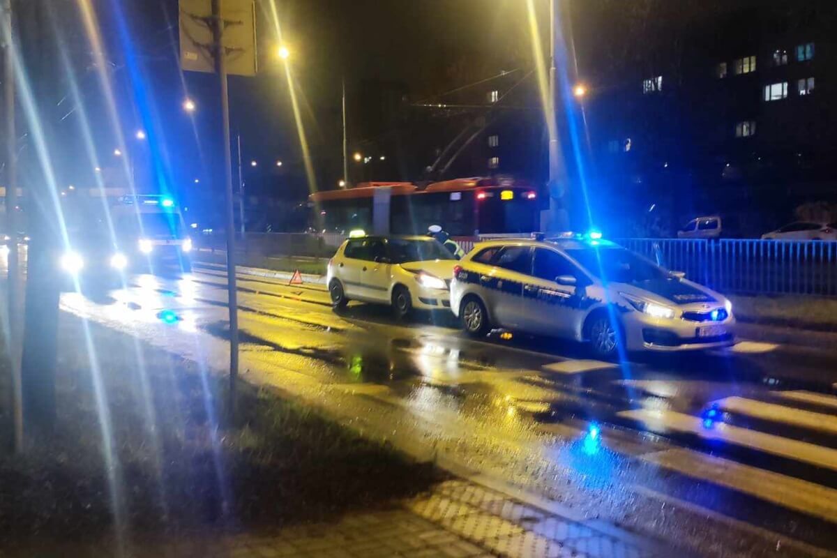 Kierowca skody (Bolt) uderzył w tył radiowozu przed przejściem dla pieszych