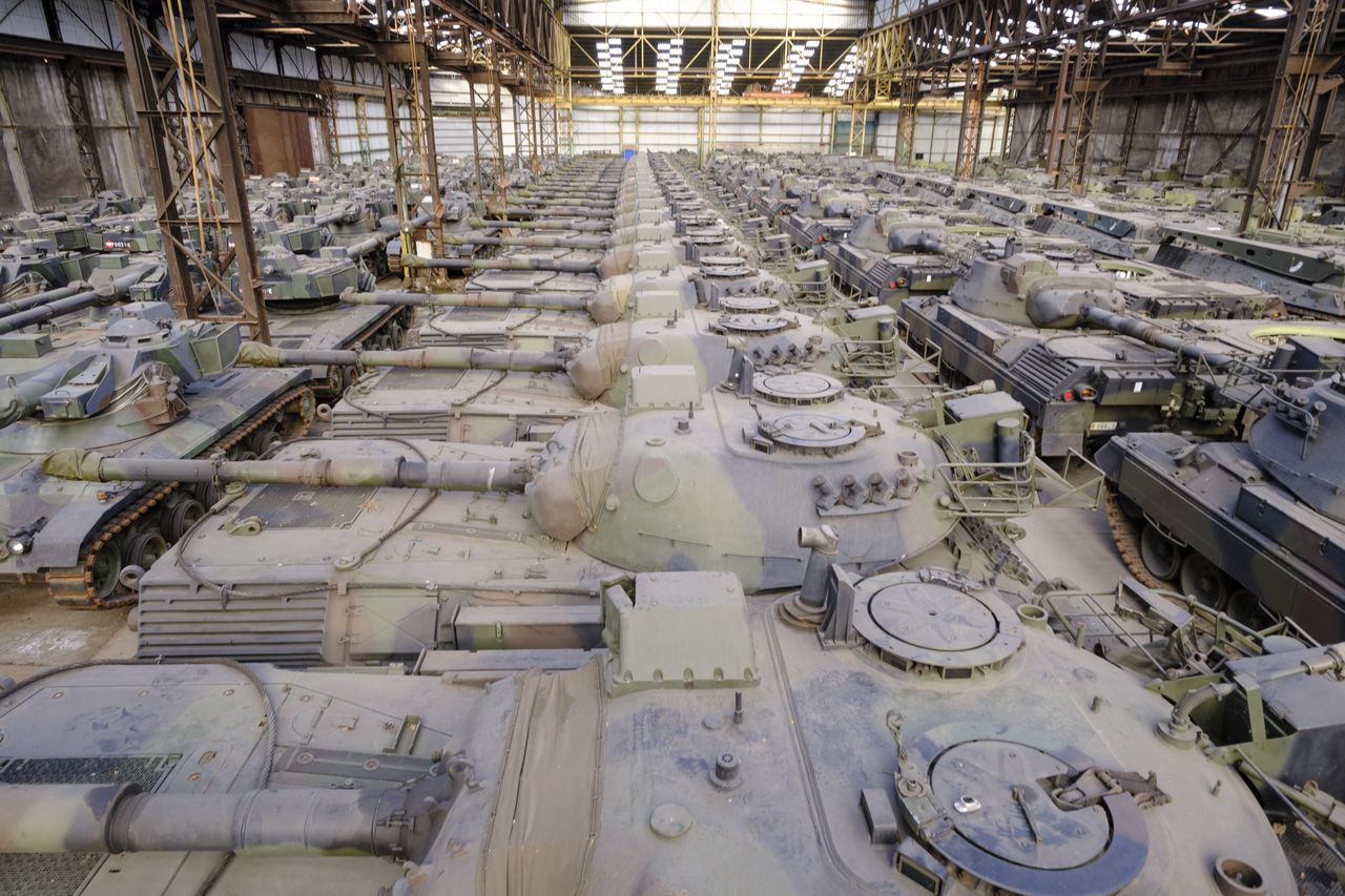 Prawie setka czołgów ukrytych pod plandekami. Zakazali przekazania ich Ukrainie