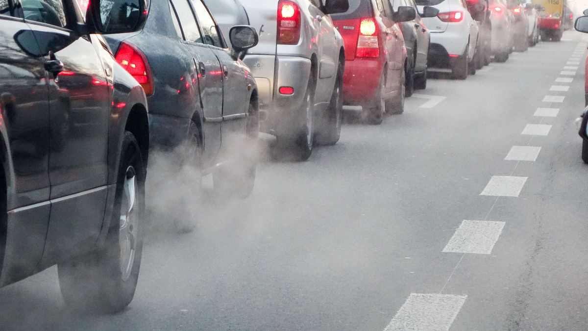 Prezydent Trzaskowski uważa, że spaliny samochodowe są jednym z powodów powstawania smogu w Warszawie.