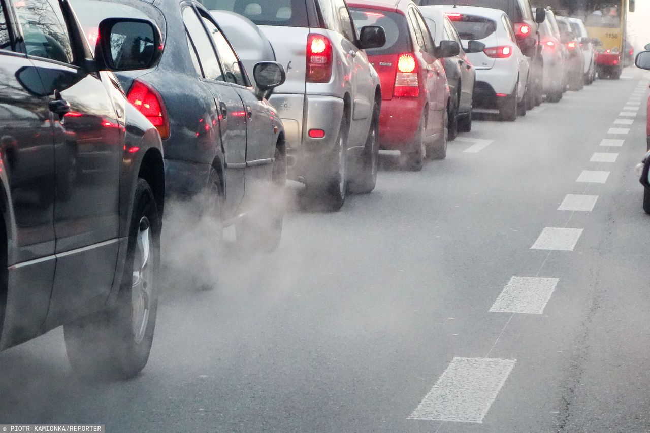 Prezydent Trzaskowski uważa, że spaliny samochodowe są jednym z powodów powstawania smogu w Warszawie.
