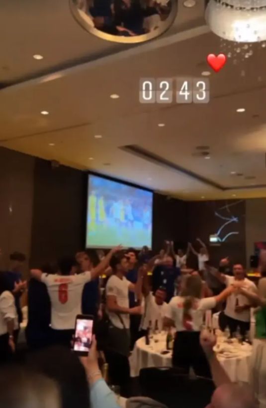 Anglicy imprezowali prawie do rana