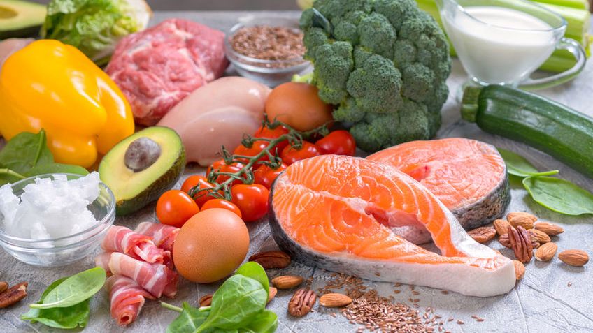 Dieta OMAD oznacza spożywanie jednego posiłku dziennie.