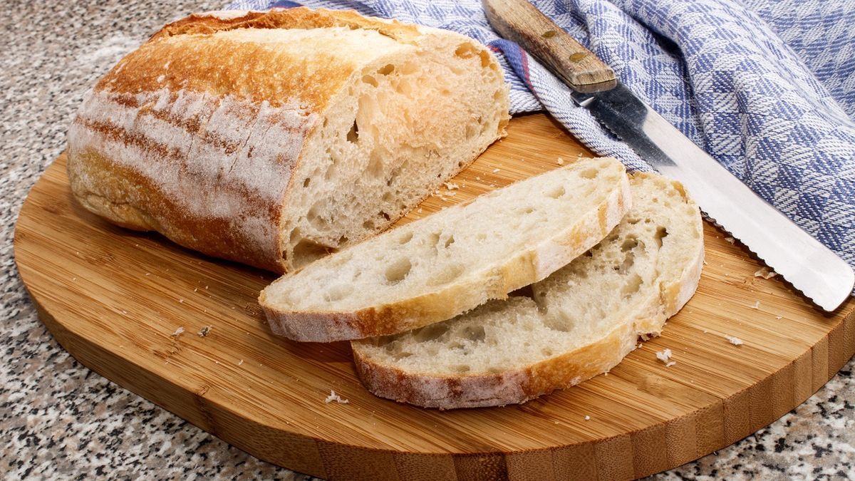 Weź serek wiejski i kilka składników. Z łatwością zrobisz smaczny chleb