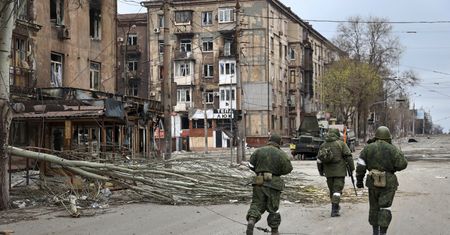 Rosjanie do Ukraińców: Poddacie się albo wszyscy zginiecie. Trwa atak na Mariupol
