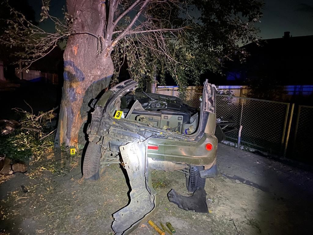 Samochód owinął się wokół drzewa. Zginęło dwóch młodych ludzi