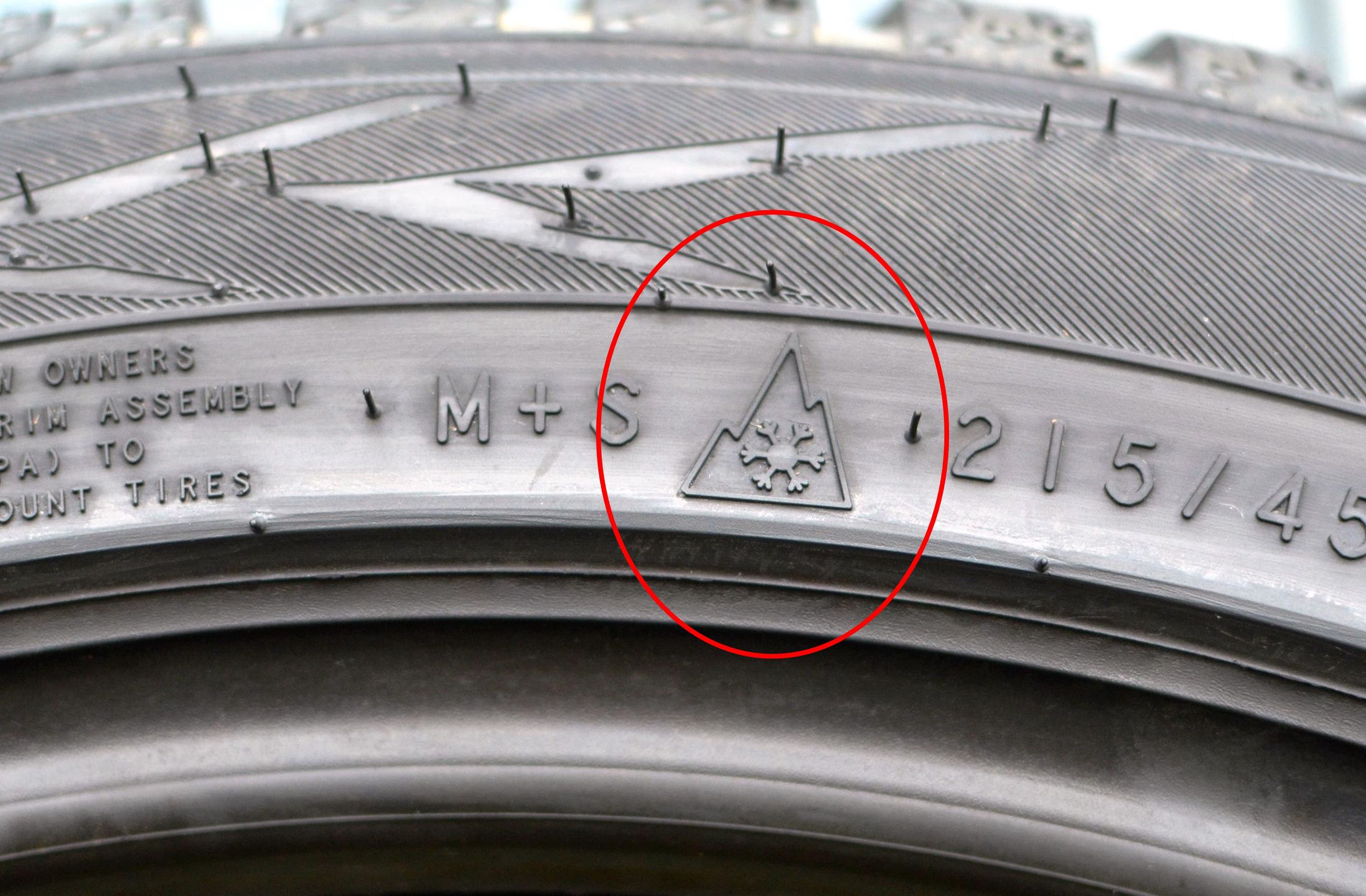 Znak 3MPSF czyli góra z płatkiem śniegu to symbol opony zimowej. 