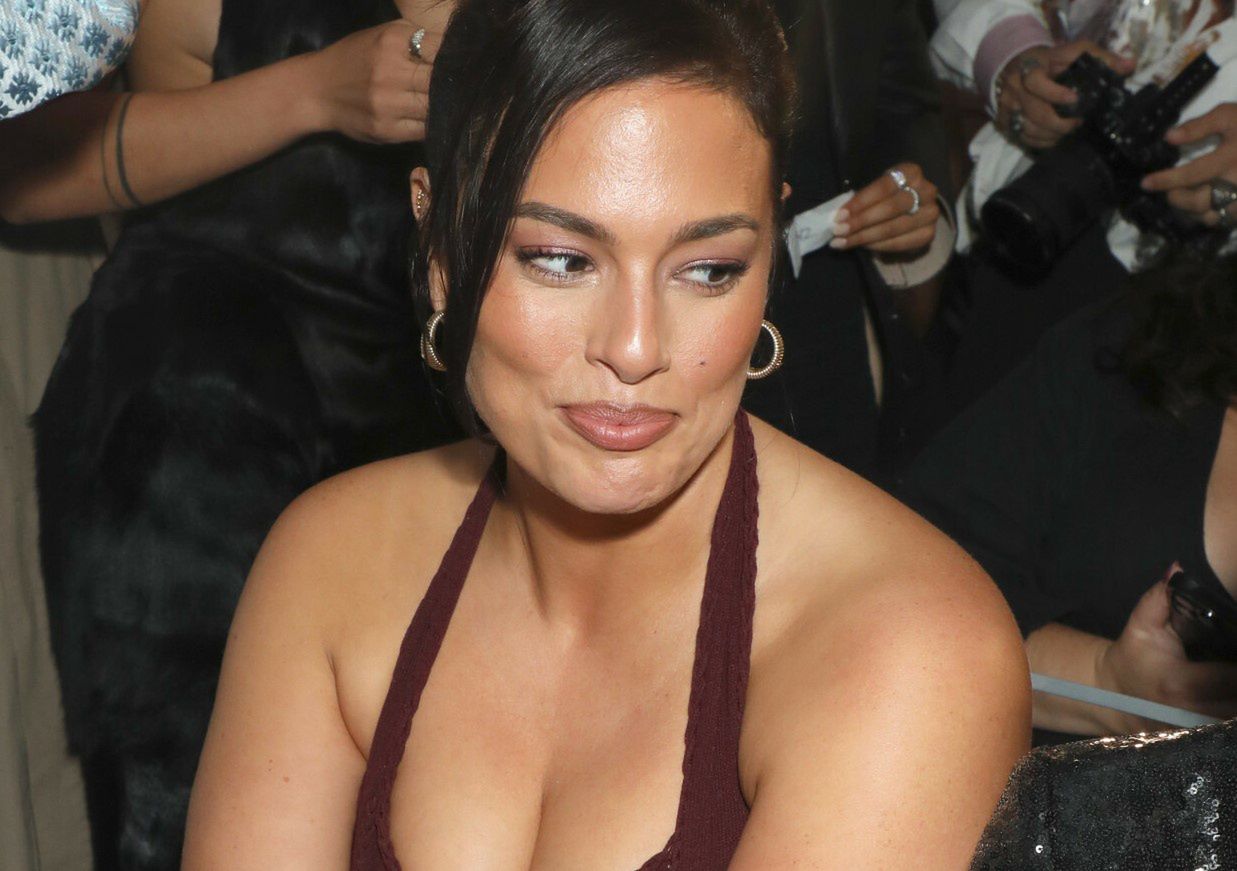 Ashley Graham przyszła na imprezę w sukni z prześwitami 