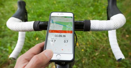 Jak zamontować telefon na rowerze? Możemy wybrać rozwiązanie solidne lub uchwyt dla odważnych!
