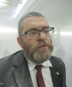 Hołownia zaalarmował policję. Niepokojący ruch Brauna z bronią