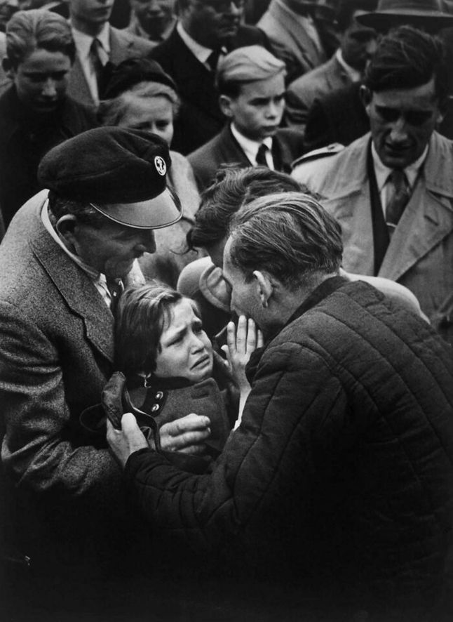 Spotkanie córki i ojca, który był został uwolniony przez Sowietów. Nie widzieli się od jej narodzin. 1956.