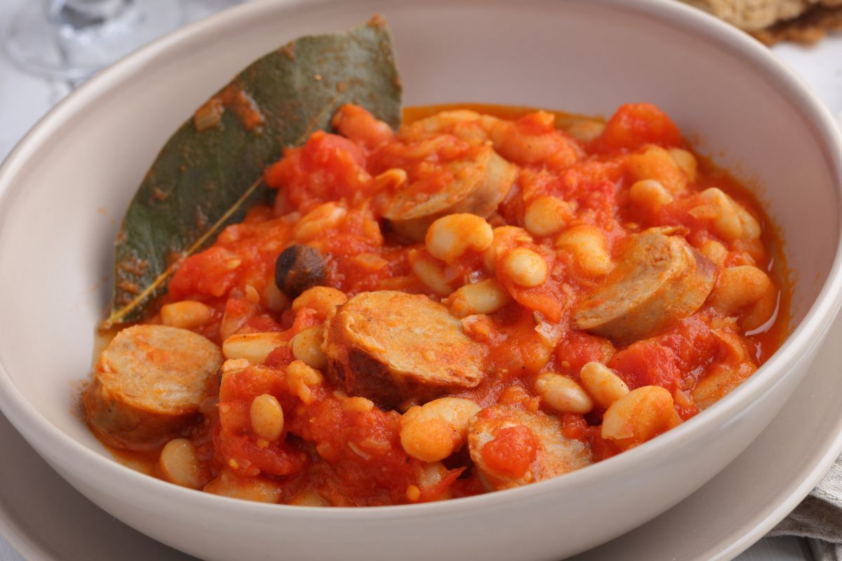 Fasolka po bretońsku w polskiej wersji to gotowe danie na obiad