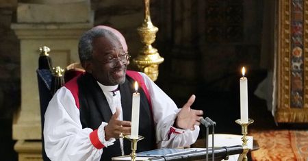 Rodzina królewska to jednak rasiści? Biograf ocenia, co robili na ślubie Harry'ego i Meghan