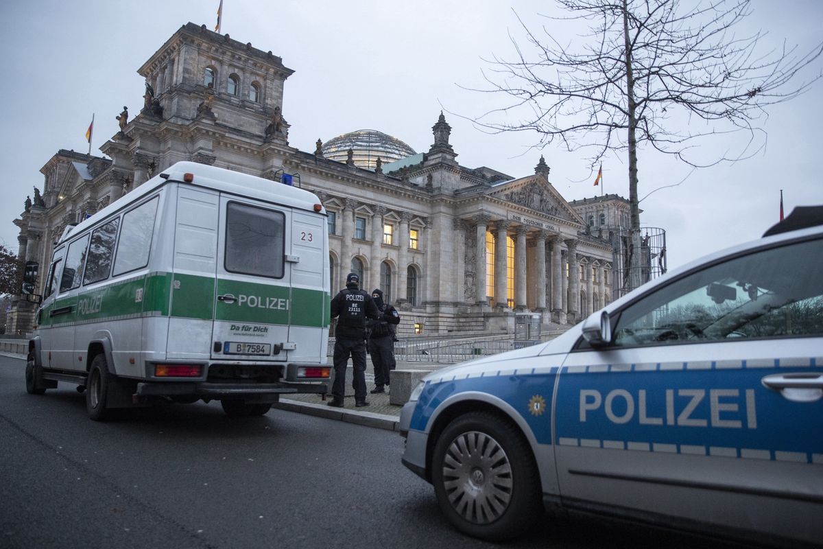 Niemcy. Wzmocnione patrole policji przed Bundestagiem