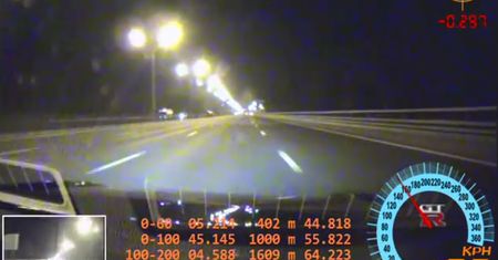 Co się stanie z Nissanem GT-R gdy przy 327 km/h pęknie mu opona?