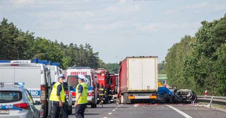 Droga to nie cyrk, a wypadek to nie tanie widowisko. Mimo to gapienie to nasz sport narodowy
