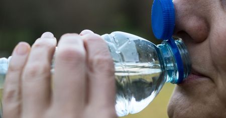 Obciąża nerki, odwadnia organizm. Gastrolog wskazał nagminny błąd