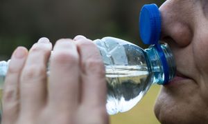 Obciąża nerki, odwadnia organizm. Gastrolog wskazał nagminny błąd