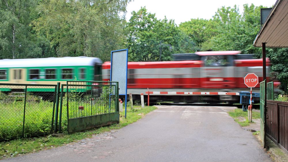 Fotografia przejazdu kolejowego z Shutterstock