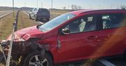 Koszalin: Auto uderzyło w barierę na S6. Podróżowała nim rodzina