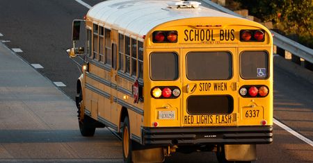 Uczniowie przejęli kierownicę autobusu, gdy zasłabła. Mieli 12 i 13 lat