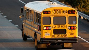 Uczniowie przejęli kierownicę autobusu, gdy zasłabła. Mieli 12 i 13 lat